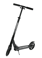 Schwarzer Scooter mit POLOPLAST Logo am Lenker und dem Trittbrett.