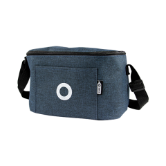 Blaue Kühltasche aus recyceltem PET mit verstellbarem Schultergurt, Reißverschluss, Poloplast "O" auf der Front und POLOPLAST Schriftzug Oberseite.